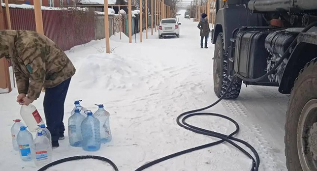 Residents of the Rostov region collect water from a water truck. January 2026. Photo: Antonina Pshenichnaya's Telegram channel.