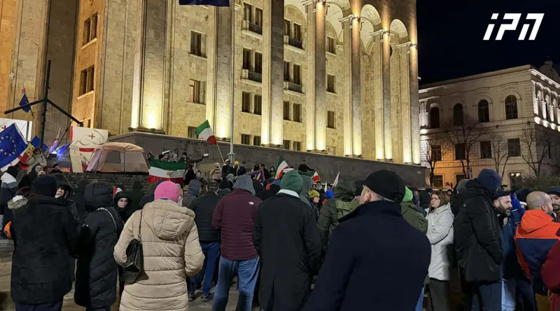 Participants of the rally at the Parliament of Georgia on January 21, 2025. Photo: Interpressnews / https://www.interpressnews.ge/ka/article/859953-parlamenttan-saprotesto-akcia-mimdinareobs