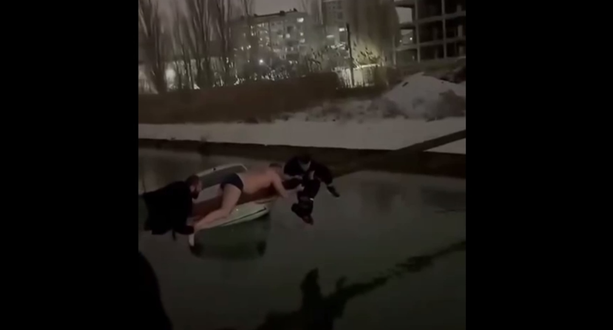 Passersby rescue a child from a car that fell into a canal. Makhachkala, January 24, 2026. Still from a video published on the Telegram channel "Atypical Makhachkala | Dagestan" https://t.me/official_atypical/40395