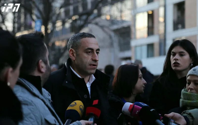 Giorgi Vashadze answers journalists' questions after the sabotage court hearing. Photo: Interpressnews / https://www.interpressnews.ge/ka/article/860311-giorgi-vashazes-30-000-laris-odenobis-girao-sheeparda-da-pasportisa-da-piradobis-mocmobis-chabareba-daevala