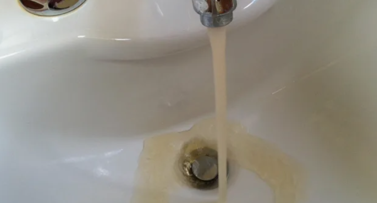 Dirty tap water. Photo screenshot from https://vodainfo24.ru/new/gryaznaya-voda-techet-iz-krana-prichinyi.