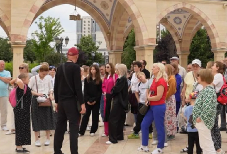 Tourists in Chechnya. Photo screenshot: https://guidego.ru/excursion/6802b695347bfabdf98484c8/.