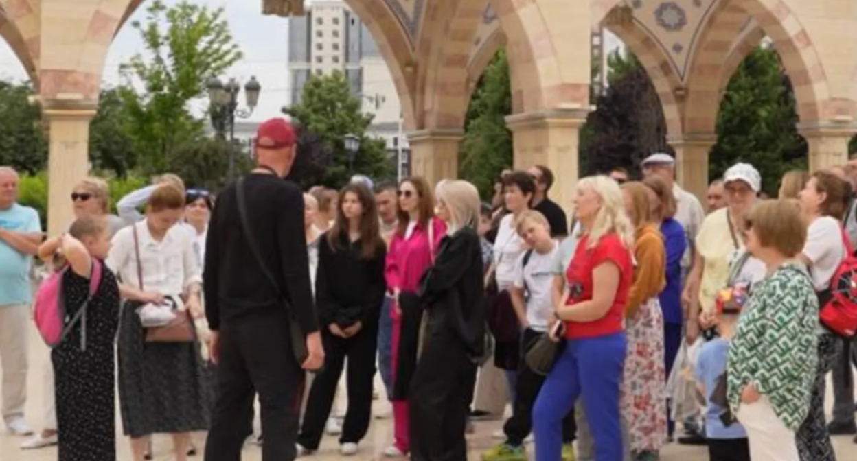 Tourists in Chechnya. Photo screenshot: https://guidego.ru/excursion/6802b695347bfabdf98484c8/.
