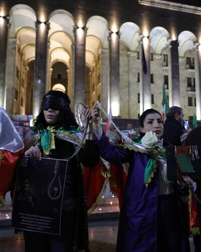 Frame of Iranian citizens joining protests in front of the Georgian Parliament on the 448th day of protests. Photo: Netgazeti / https://www.facebook.com/photo?fbid=1292106276298067&set=pcb.1292106386298056