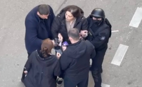 Still from the arrest of journalist Eliso Kiladze in the case of fraudulent call centers in Tbilisi. Photo: TV Pirveli/ https://tvpirveli.ge/ka/siaxleebi/sazogadoeba/121715-eliso-kiladze-aranair-saprotseso-garigebaze-tsasvlas-da-bralis-agiarebas-ar Still of the arrest of journalist Eliso Kiladze in the case of fraudulent call centers in Tbilisi. Photo: TV Pirveli/ https://tvpirveli.ge/ka/siaxleebi/sazogadoeba/121715-eliso-kiladze-aranair-saprotseso-garigebaze-tsasvlas-da-bralis-agiarebas-ar