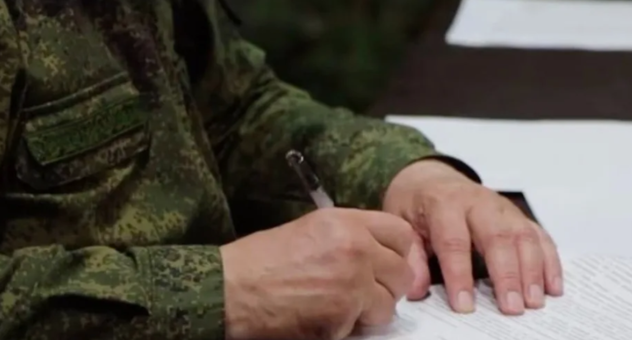 Signing the contract. Photo screenshot: https://моидокументы62.рф/news/785855/?special=y
