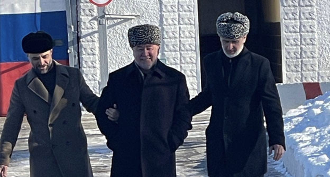 Malsag Uzhakhov (center) leaving the prison colony in Volzhsky. Screenshot from Hamarz Kostoy's Facebook post*