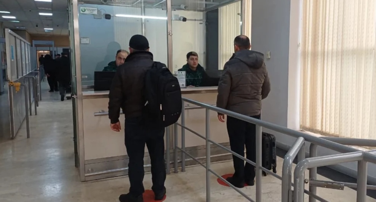 People at the Astara border crossing. Photo: Report https://report.az/ru/v-regione/iz-irana-evakuirovany-sem-grazhdan-azerbajdzhana