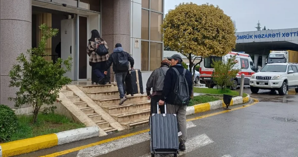 Evacuation of foreigners through a checkpoint in Azerbaijan. Screenshot from a photo from Report from March 1, 2026, https://report.az/ru/v-regione/diplomaty-saudovskoj-aravii-i-pyat-grazhdan-tadzhikistana-evakuirovany-cherez-azerbajdzhan#gallery_56b421f3ac4f1fa68cffd5fff9f60972-9