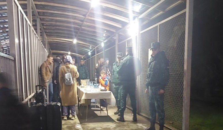 Thirty-five Russians have been evacuated from Iran. Screenshot from APA photo: https://ru.apa.az/proisshestvie/35-grazdan-rf-peresli-iz-irana-v-azerbaidzan-cerez-astarinskii-pogranicnyi-punkt-638321