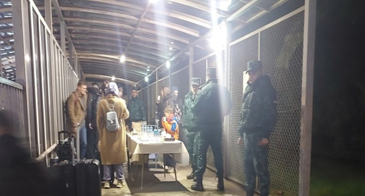 Thirty-five Russians have been evacuated from Iran. Screenshot from APA photo: https://ru.apa.az/proisshestvie/35-grazdan-rf-peresli-iz-irana-v-azerbaidzan-cerez-astarinskii-pogranicnyi-punkt-638321