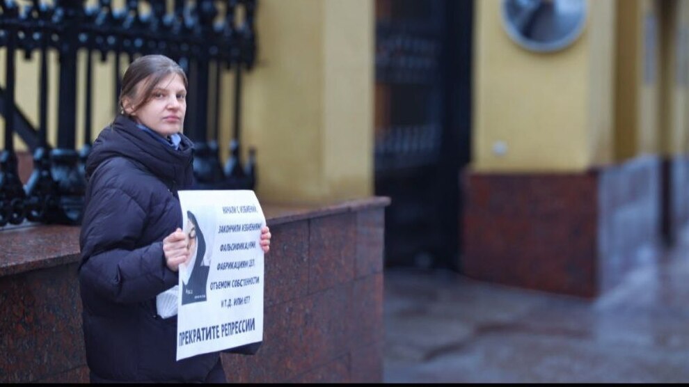 Yulia Melnichenko during a picket on March 2, 2026. Photo: SOTAvision (listed as a foreign agent by the Russian Ministry of Justice).