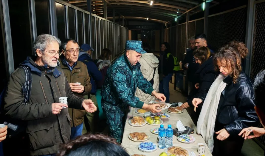 Evacuation at a checkpoint in Azerbaijan. Screenshot from a photo from Report from March 7, 2026, https://report.az/ru/vneshnyaya-politika/iz-irana-v-azerbajdzhan-evakuirovan-1761-grazhdanin-66-stran