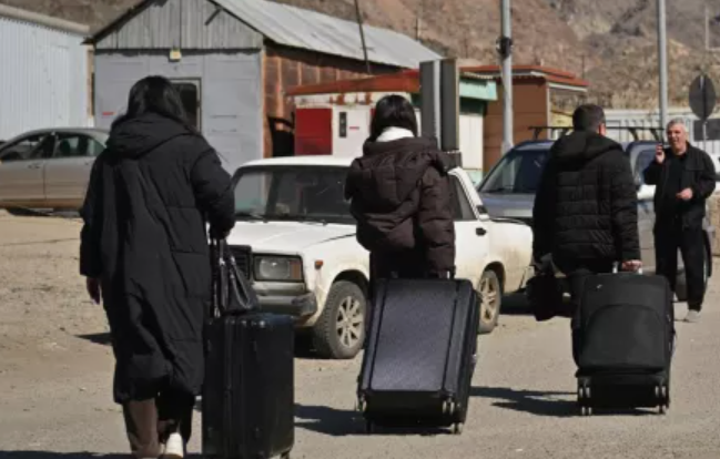 Border crossing. Photo screenshot: https://caliber.az/post/grazhdane-46-gosudarstv-evakuirovany-iz-irana-cherez-armeniyu