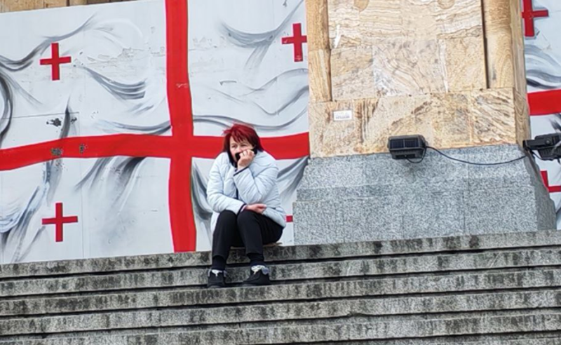 A still of civil activist Darejan Tskhvitaria outside the parliament building in Tbilisi. Photo: TV Pirveli / https://tvpirveli.ge/ka/siaxleebi/sazogadoeba/123178-darejan-tskhvitaria-piqrobs-rom-parlamenttan-karavi-gamiznulad-datsves
