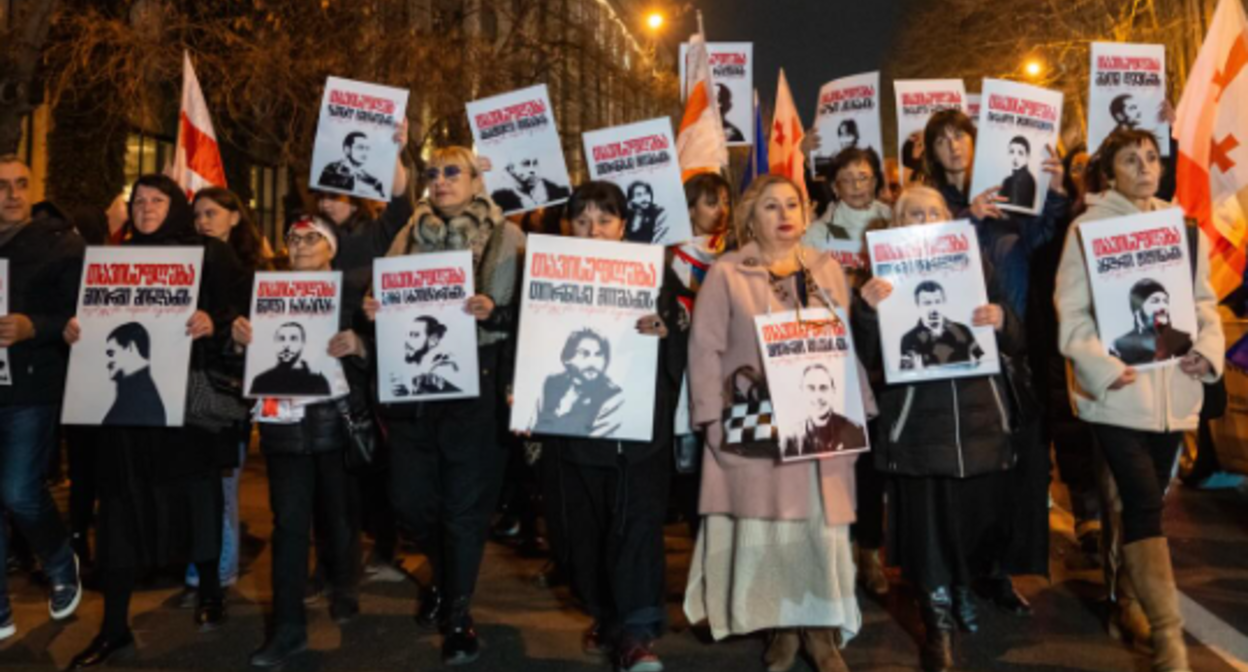 Participants in the march holding portraits of political prisoners. Screenshot from Publika photo from March 14, 2026, https://www.facebook.com/photo?fbid=1705536594179217&set=pb.100041686795244.-2207520000 (Meta, the company that owns the social network, is banned in Russia).