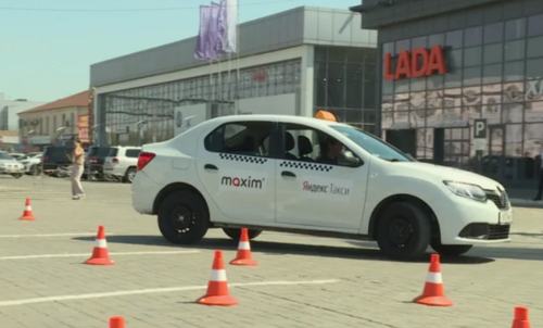 Taxi in Astrakhan. Screenshot of the photo "Lotus GTRK", https://lotosgtrk.ru/news/stalo-izvestno-kto-stal-luchshim-astrakhanskim-taksistom/ Taxi in Astrakhan. Screenshot of the photo "Lotus GTRK", https://lotosgtrk.ru/news/stalo-izvestno-kto-stal-luchshim-astrakhanskim-taksistom/