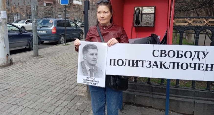 A picketer in Yerevan holds a portrait of former Khabarovsk Krai Governor Sergei Furgal. March 21, 2026. Photo: RusNews https://t.me/rusnews/82100 A picketer in Yerevan holds a portrait of former Khabarovsk Krai Governor Sergei Furgal. March 21, 2026. Photo: RusNews https://t.me/rusnews/82100