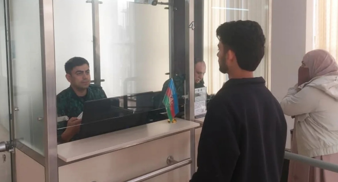 People at the border crossing from Iran to Azerbaijan. Photo: Report https://report.az/xarici-siyaset/irandan-azerbaycana-indiyedek-2-921-nefer-texliye-olunub