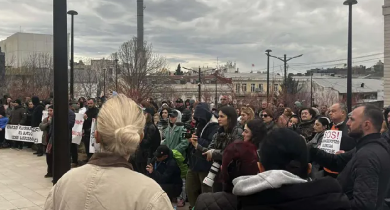 Protesters in Tbilisi. Screenshot from Interpressnews, March 28, 2026, https://www.interpressnews.ge/ka/article/865742-mtavrobis-administraciastan-diushenit-daavadebuli-bavshvebis-mxardamcheri-akcia-gaimarta Protesters in Tbilisi. Screenshot from Interpressnews, March 28, 2026, https://www.interpressnews.ge/ka/article/865742-mtavrobis-administraciastan-diushenit-daavadebuli-bavshvebis-mxardamcheri-akcia-gaimarta