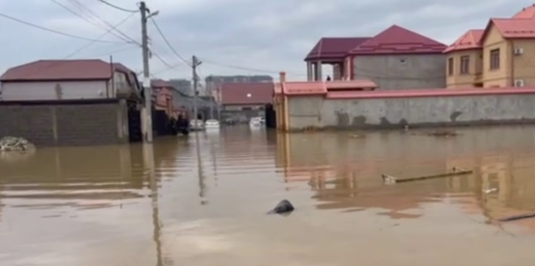 One of the flooded streets in Makhachkala. Still from a video by the Russian State Television and Radio Broadcasting Company "Dagestan" from March 29, 2026, https://t.me/RGVKDAGESTAN/43768.