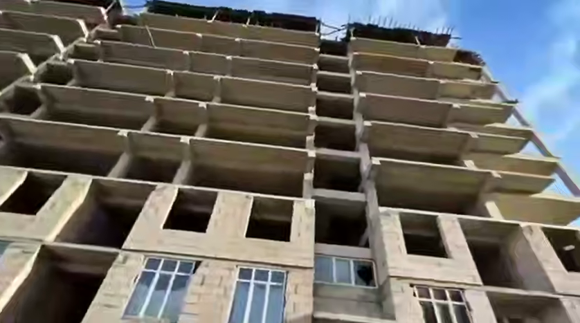 Shareholders of the "Cozy House" housing cooperative appealed to the head of Dagestan with a request to complete the building. Photo: Tut Dagestan / Telegram channel