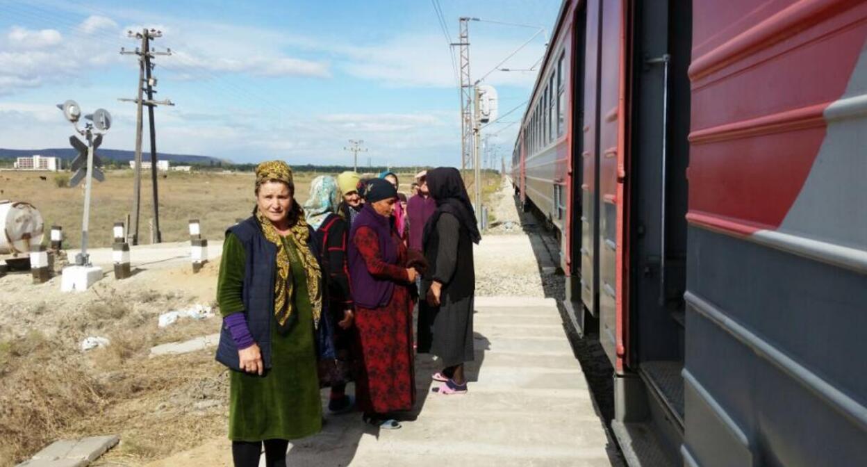 Women stand near a commuter train. Photo: https://kmr05.ru/sites/default/files/styles/1000x600/public/img_0146.jpg?itok=DEwPsUqt