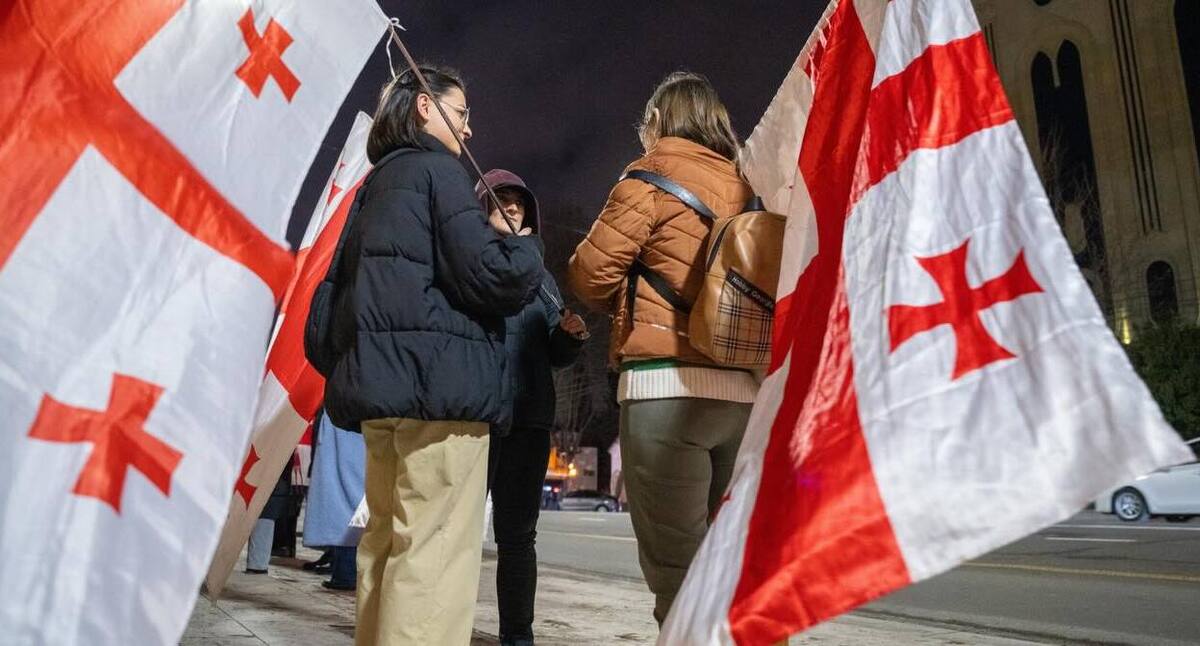 Protesters on Rustaveli Avenue. Photo: Nino Kikvadze / Publika
