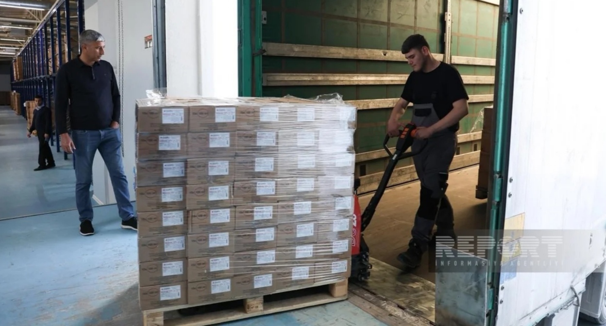 Loading humanitarian aid for Iran. Photo: Report https://report.az/ru/vneshnyaya-politika/po-porucheniyu-prezidenta-azerbajdzhana-v-iran-napravlyaetsya-ocherednaya-gumpomosh