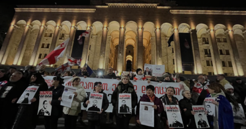 Relatives of political prisoners. Screenshot of photo by Pirveli from 04.04.26, https://tvpirveli.ge/ka/siaxleebi/sazogadoeba/124881-rejimi-unda-tsavides-dedaqalaqshi-traditsiuli-shabatis-marshi-mimdinareobs