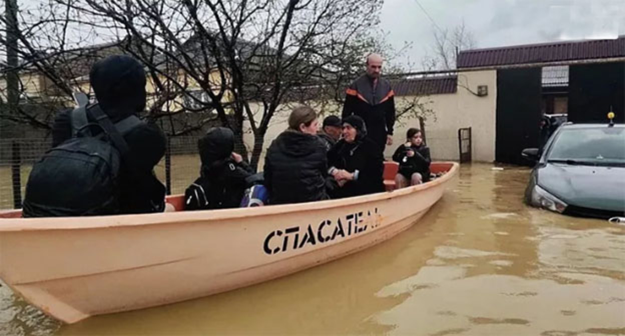 Evacuation of people during flooding in Dagestan. Photo: Ministry of Emergency Situations of the Russian Federation for the Republic of Dagestan