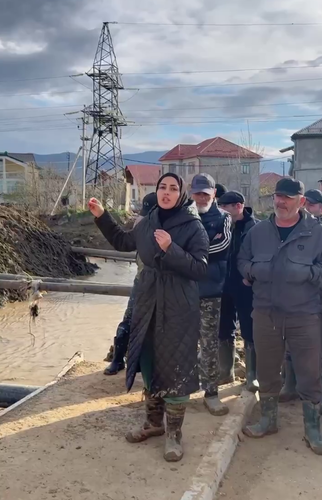 Frame: Residents of the village of Gazoraspredelitel in Makhachkala appealed to the mayor of Makhachkala and the head of Dagestan with a demand to remove obstructions in the riverbed. Photo: Chernovik 2.0 / Telegram channel