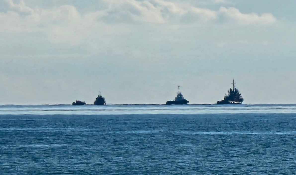 Ships clean up pollution near Anapa. Screenshot of a photo by Yuri Ozarovsky from April 11, 2026, https://t.me/MoreOz/120734