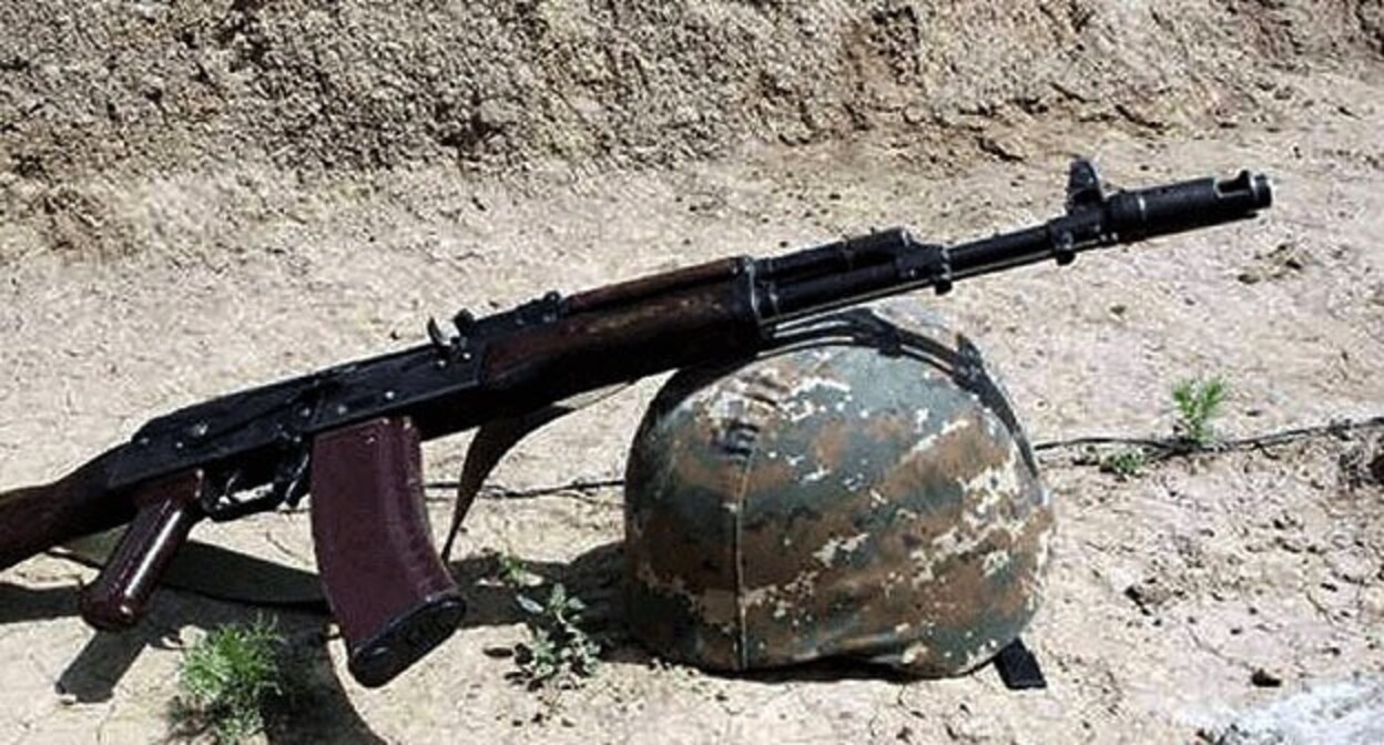 Weapons and helmet. Photo: https://armeniatoday.news/armed-forces-ru/716166/