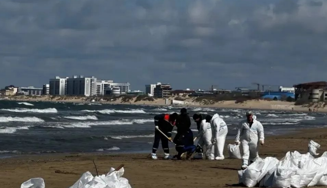 Cleanup in Anapa. Screenshot from the Krasnodar Krai Emergency Response Center, April 15, 2026, https://t.me/opershtab23/15696. Cleanup in Anapa. Screenshot from the Krasnodar Krai Emergency Response Center, April 15, 2026, https://t.me/opershtab23/15696.