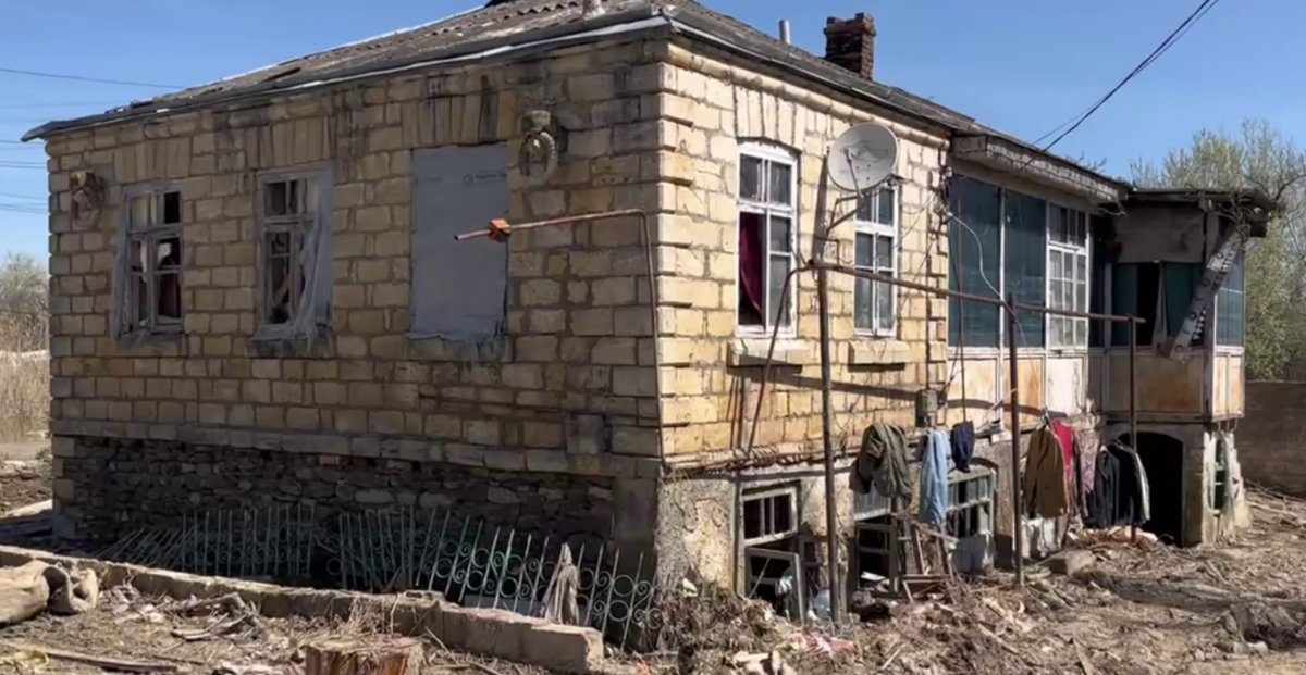 A flood-damaged house on Zarechnaya Street in Mamedkala. Still from a video by the Derbent District Administration from April 18, 2026, https://t.me/derbentskiyrayon_official/22087