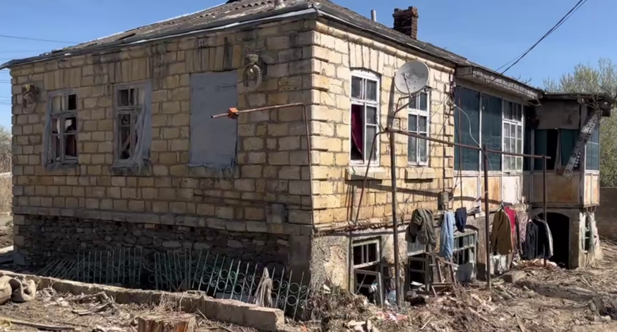 A flood-damaged house on Zarechnaya Street in Mamedkala. Still from a video by the Derbent District Administration from April 18, 2026, https://t.me/derbentskiyrayon_official/22087