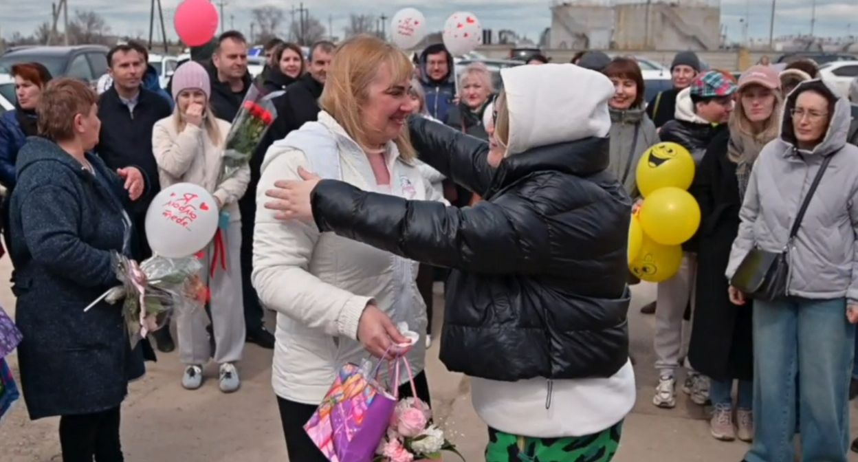 Lyudmila Shchekoldina's family greets her after leaving the prison colony. A still from a video from a website covering the persecution of Jehovah's Witnesses in Russia (396 Russian Jehovah's Witness organizations have been designated as extremist, and their activities in Russia are banned by court order).