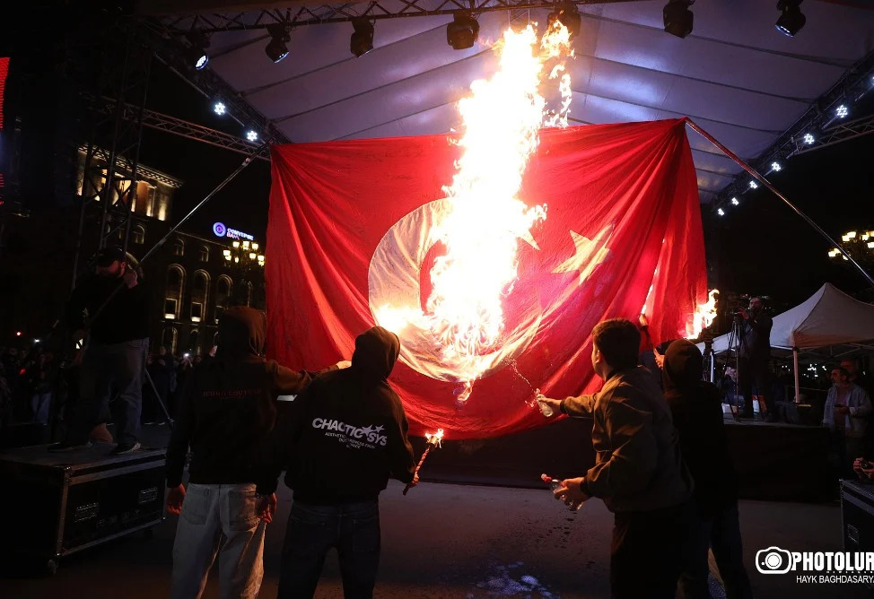 Activists in Yerevan burned the Turkish flag on the 111th anniversary of the Armenian Genocide. Photo: News-Armenia / https://newsarmenia.am/news/armenia/uchastniki-fakelnogo-shestviya-k-godovshchine-genotsida-armyan-napravilis-k-tsitsernakaberdu-foto/