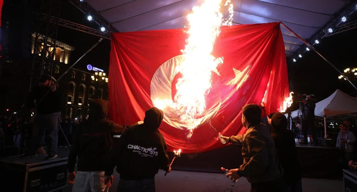 Activists in Yerevan burned the Turkish flag on the 111th anniversary of the Armenian Genocide. Photo: News-Armenia / https://newsarmenia.am/news/armenia/uchastniki-fakelnogo-shestviya-k-godovshchine-genotsida-armyan-napravilis-k-tsitsernakaberdu-foto/