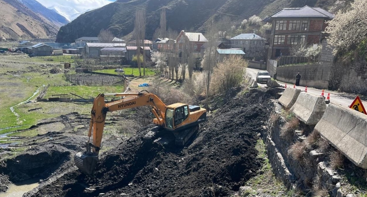 Repairing a damaged road in the Charodinsky District. April 2026. Photo: Dagestanavtodor https://t.me/dagavtodor/9189