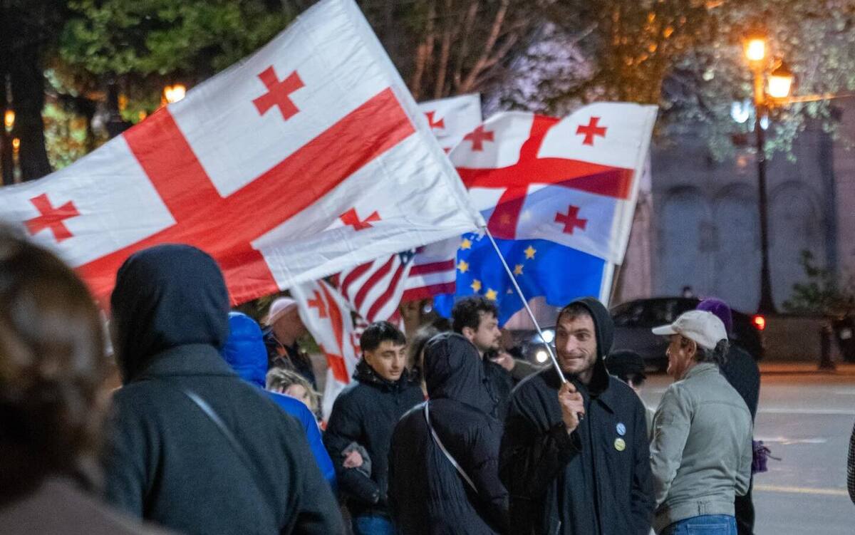 Demonstrators on Rustaveli Avenue. Photo: Nino Kikvadze / Publika