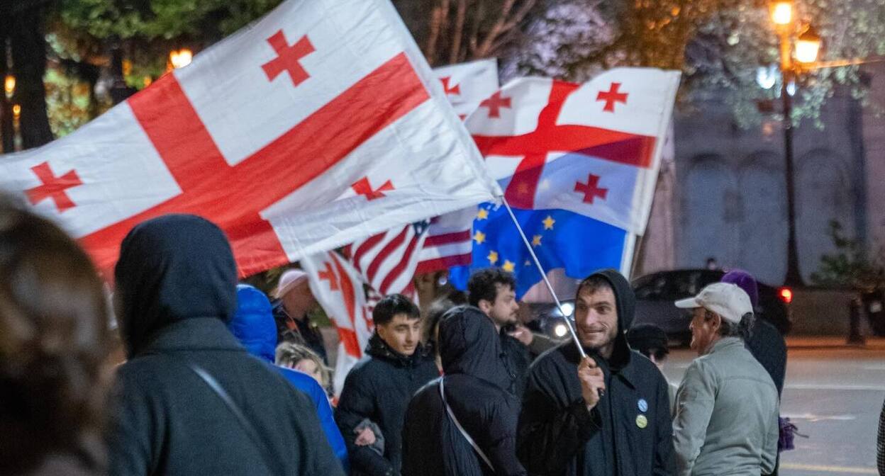 Demonstrators on Rustaveli Avenue. Photo: Nino Kikvadze / Publika
