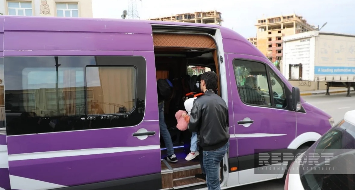 Former internally displaced persons (IDPs) before returning to Karabakh. April 28, 2026. Photo: Report https://report.az/ru/vnutrennyaya-politika/v-gorod-khodzhavend-poselok-gyrmyzy-bazar-i-selo-hanoba-vyehali-ocherednye-gruppy-byvshih-vynuzhdennyh-pereselencev