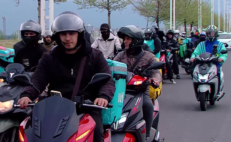 Couriers and taxi drivers held a protest march in three Georgian cities. Photo: TV Pirveli / https://tvpirveli.ge/ka/siaxleebi/sazogadoeba/126716-kurierebi-da-taqsis-mdzgolebi-tbilisshi-saprotesto-msvlelobas-martaven