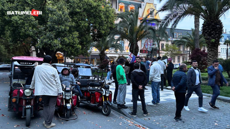A still from an electric car owner's protest in Batumi. Photo: Batumelebi / https://batumelebi.netgazeti.ge/news/615854/ A still from an electric car owner's protest in Batumi. Photo: Batumelebi / https://batumelebi.netgazeti.ge/news/615854/