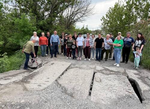 Still from a video message from Novocherkassk residents to President Putin about the dilapidated road and bridge. Photo: Bloknot-Rostov / Telegram channel Still from a video message from Novocherkassk residents to President Putin about the dilapidated road and bridge. Photo: Bloknot-Rostov / Telegram channel
