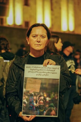 A participant in the rally in Tbilisi on the 532nd day of continuous protests holds a poster in support of arrested activist Elene Gelashvili. Photo: MO SE / Facebook A participant in the rally in Tbilisi on the 532nd day A participant in the ongoing protests holds a poster in support of arrested activist Elene Gelashvili. Photo: MO SE / Facebook