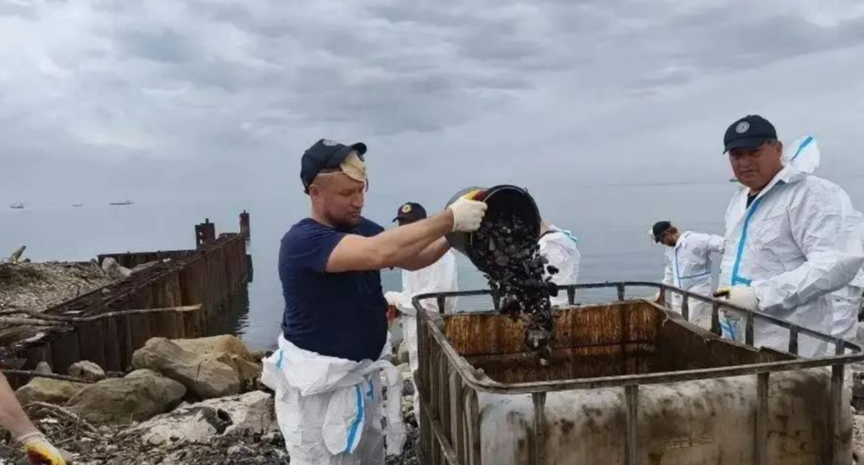 Beach cleanup in Tuapse. Screenshot from a photo by the Krasnodar administration from May 13, 2026, https://t.me/krdru/52036 Beach cleanup in Tuapse. Screenshot from a photo by the Krasnodar administration from May 13, 2026, https://t.me/krdru/52036