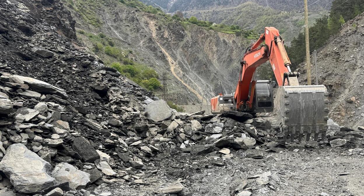 An excavator clears a mountain road. Photo: Dagestanavtodor https://dagavtodor.ru/